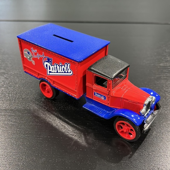 New England Patriots Vintage Goal Line Die Cast Metal Car Coin Bank - Picture 2 of 9